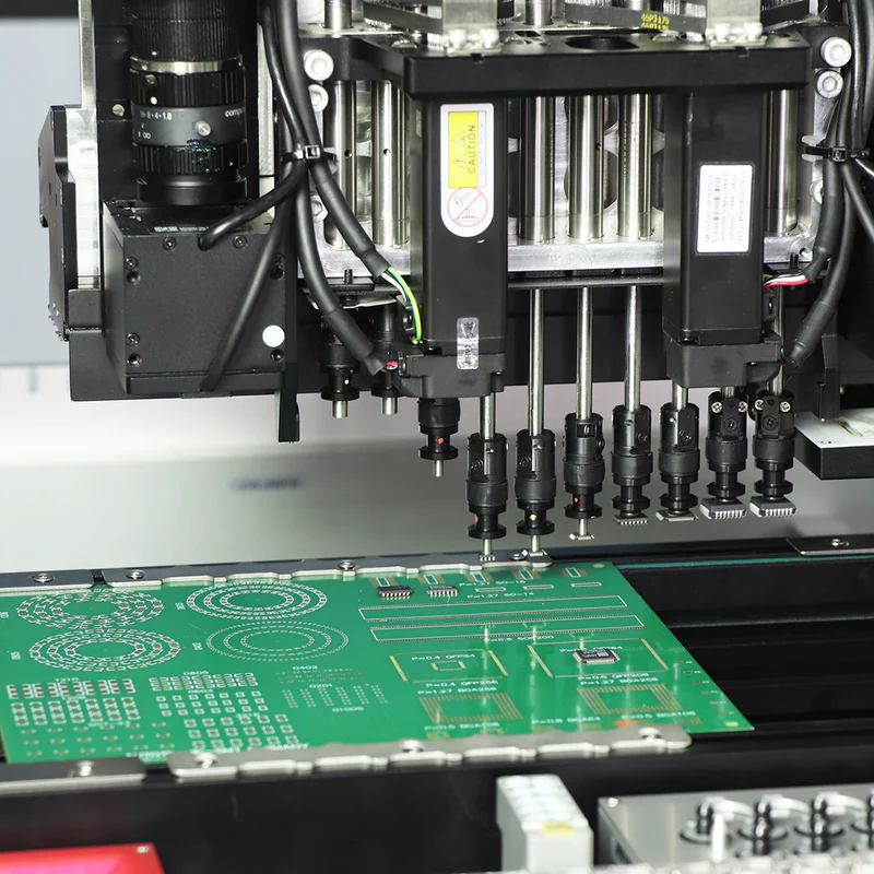 Máquina de colocación de componentes de alta velocidad (Fuente: Manncorp Inc.)