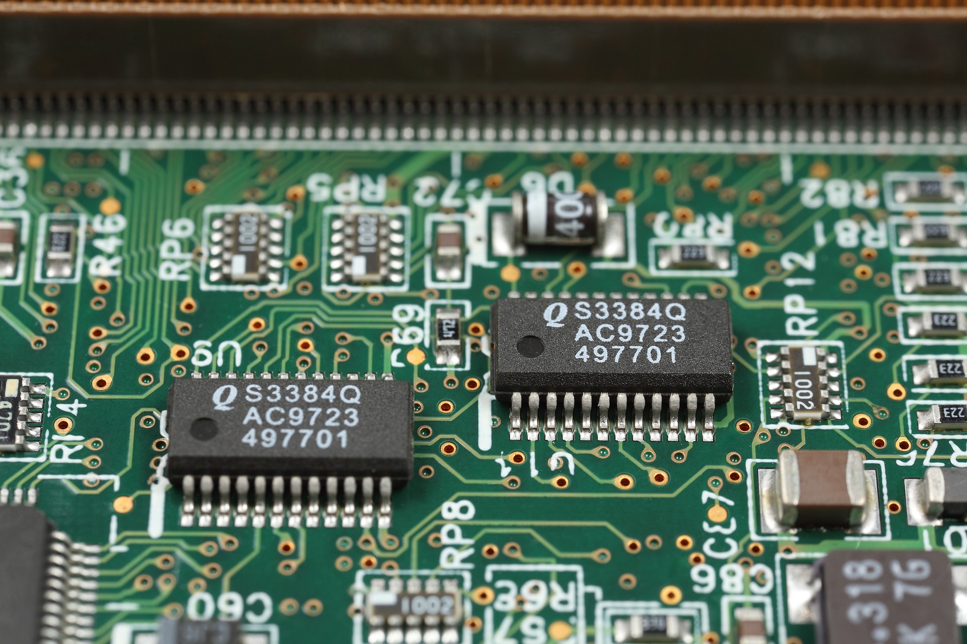 optimisation des via améliore le routage des pistes et contribue à une meilleure dissipation thermique