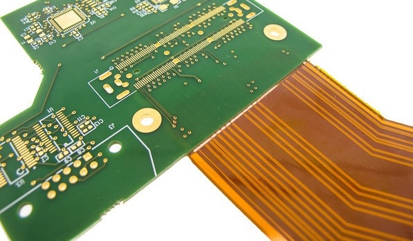 Un PCB rigido flessibile.