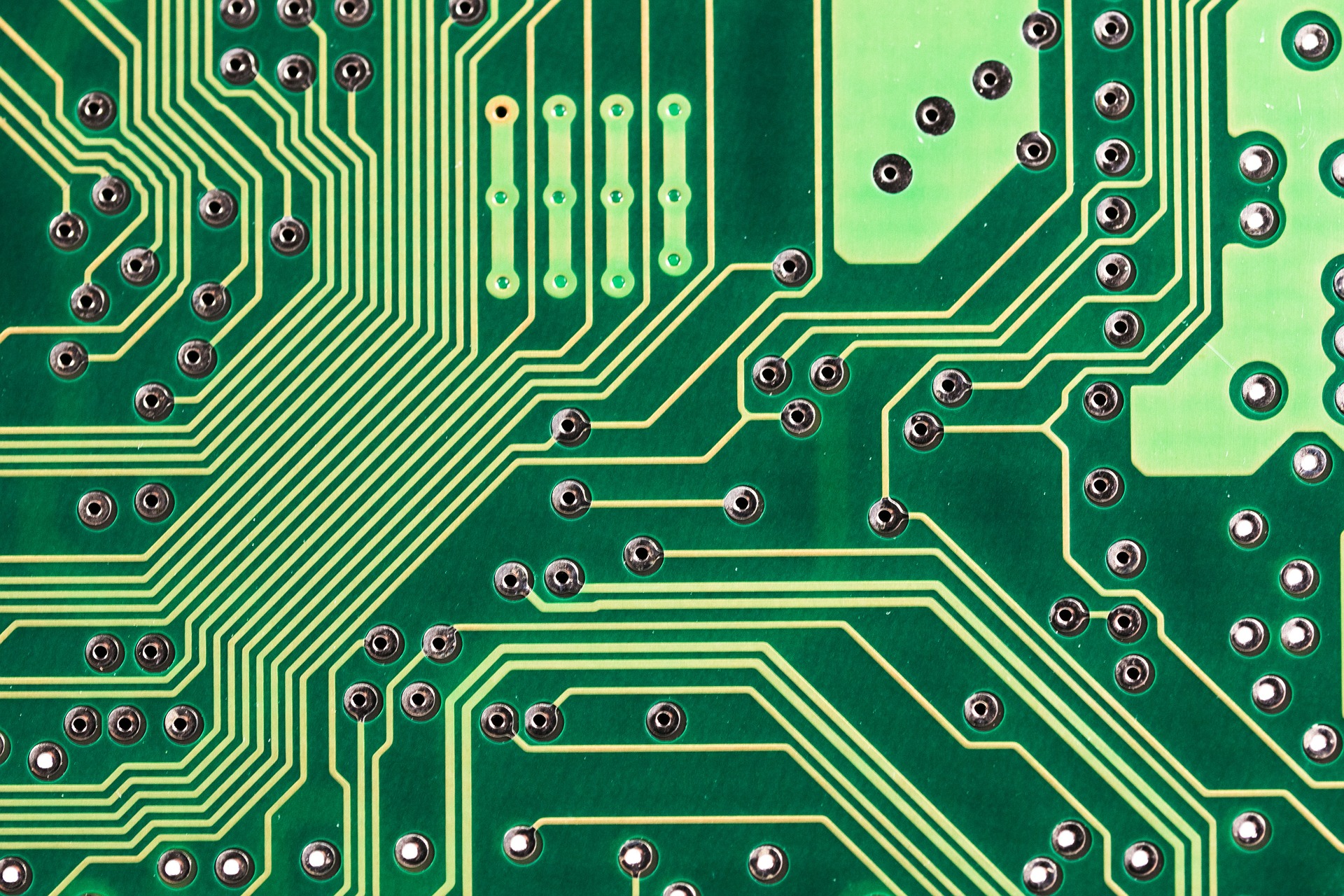 Esempio di PCB con corretta angolatura delle tracce.