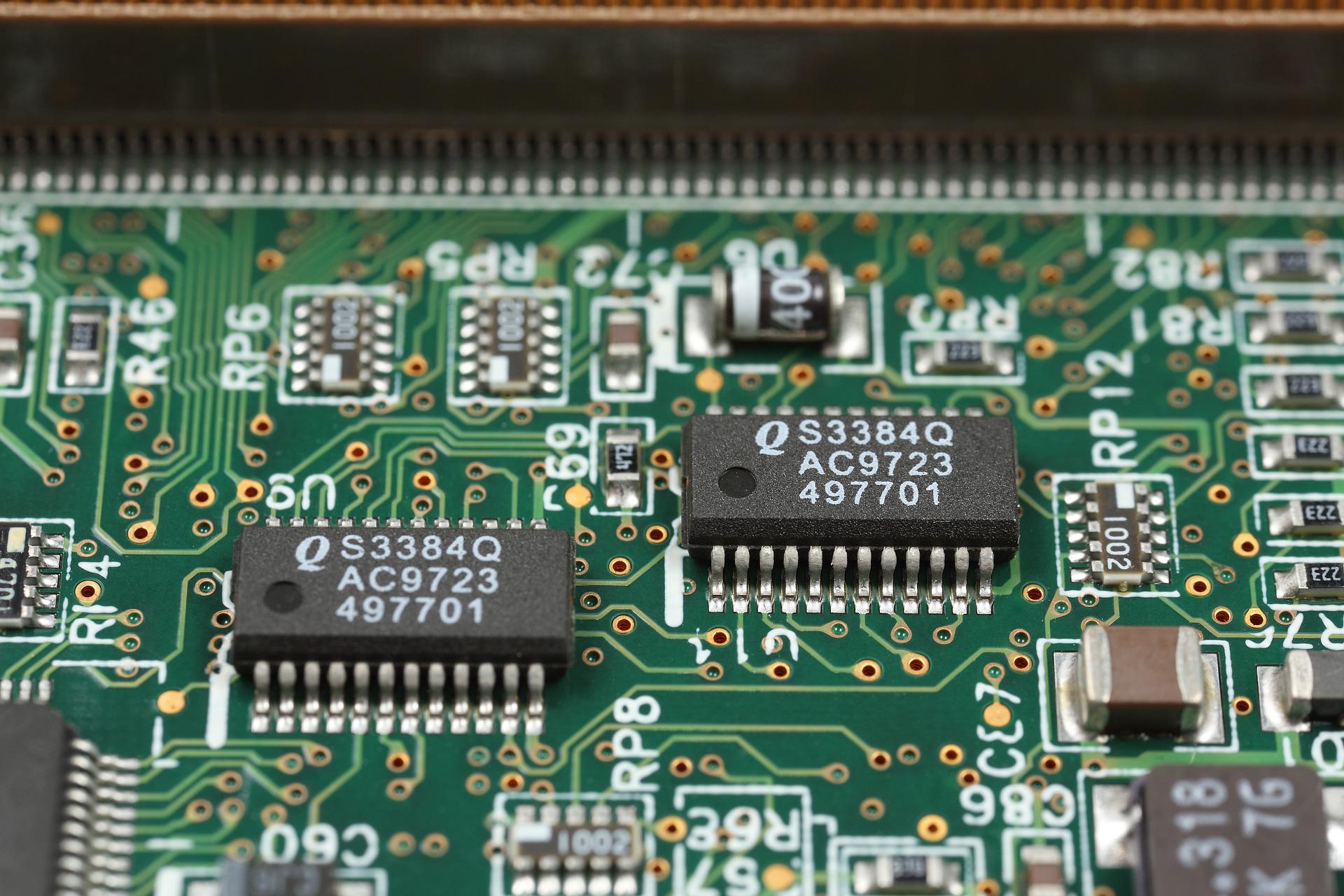 Ejemplo de orientación correcta de los componentes en el PCB.